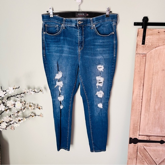 Torrid Distressed Sky High Skinny Jean Size 20 - Picture 2 of 3